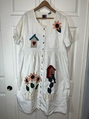 VTG White Button-Front Midi Dress with Sunflower and Birdhouse Appliqués